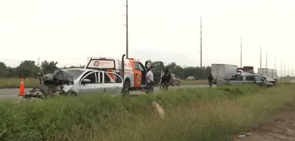 Dos conductores terminaron con lesiones graves, al chocar en forma frontal sus vehículos, en un tramo del Anillo Periférico en el municipio de Escobedo.