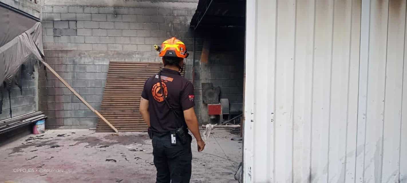 Una intensa movilización de los puestos de socorro se registró en el interior del Parque Industrial México en Apodaca, al reportarse el incendio de una bodega de pintura automotriz.