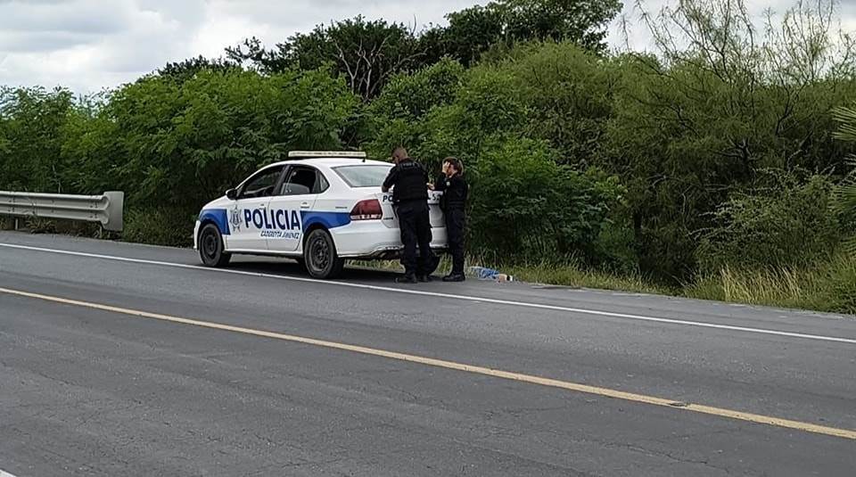 El hombre encontrado sin vida a un costado del Libramiento de Cadereyta, fue asesinado a machetazos, descartándose que se trate de un atropello.