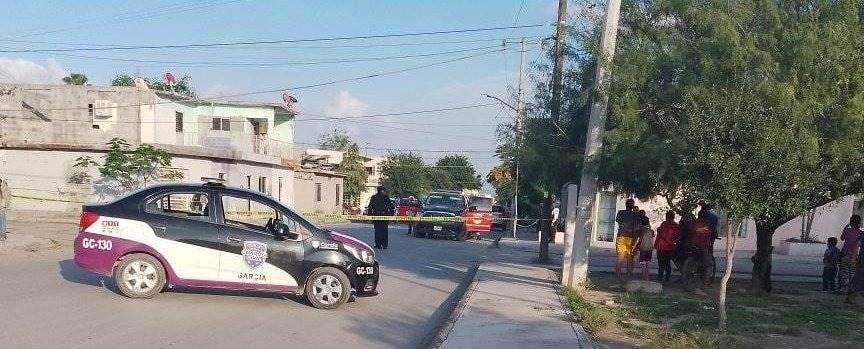 Un hombre fue asesinado a balazos mientras que una mujer y otro masculino resultaron lesionados, cuando se desplazaban en una camioneta y fueron atacados, en García.