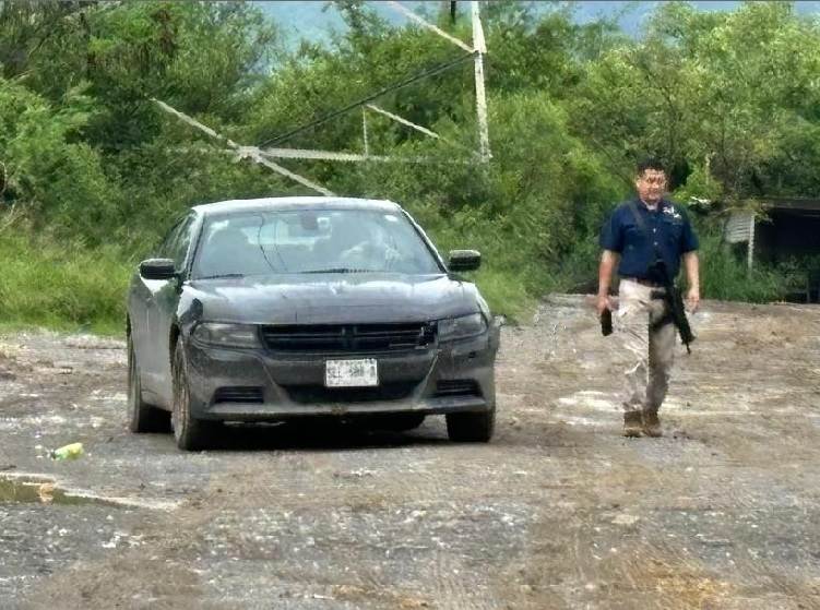 Un hombre fue encontrado gravemente lesionado, con un balazo en su rostro y golpes en todo el cuerpo, en una brecha del municipio de Juárez.