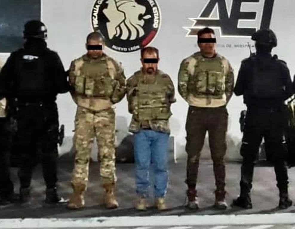 Derivado de trabajos de inteligencia entre autoridades federales, estatales y municipales, se logró el arresto de tres personas en posesión de armas largas y equipo táctico.