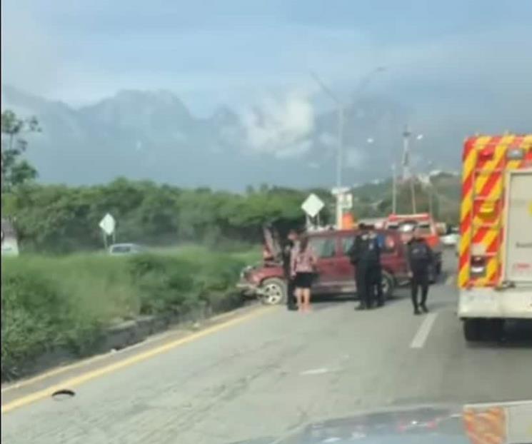 Vuelca camioneta en la Nacional