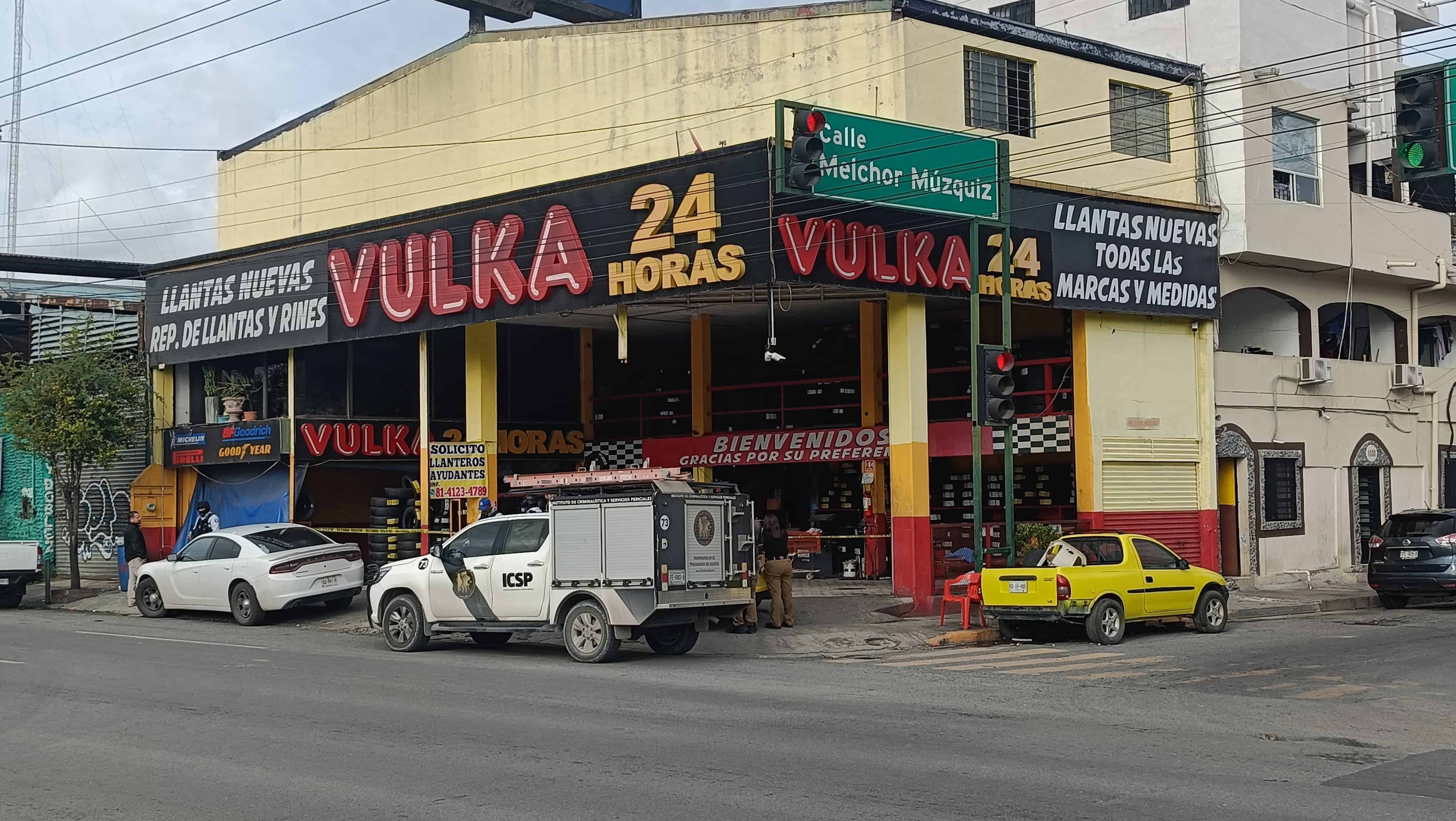 Cuando esperaba que repararan un neumático de su automóvil en una vulcanizadora, un hombre murió en el centro de Monterrey.