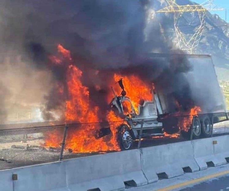 Se incendia tráiler en la Autopista Monterrey-Saltillo