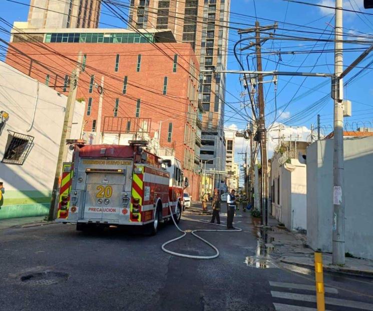 Moviliza incendio en edificio de Telmex