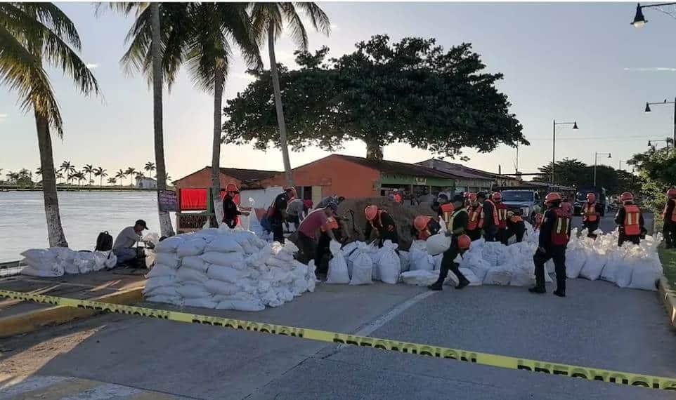 Colocan costales con arena en márgenes del río Papaloapan