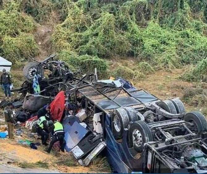 Confirma 19 muertos y 6 heridos en accidente de autobús en Zacatecas