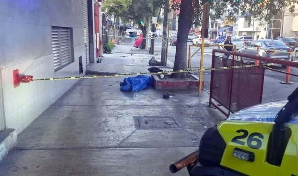 Un hombre que aspecto de indigente fue encontrado sin vida en la banqueta de las oficinas de Metrorrey en el municipio de Monterrey.