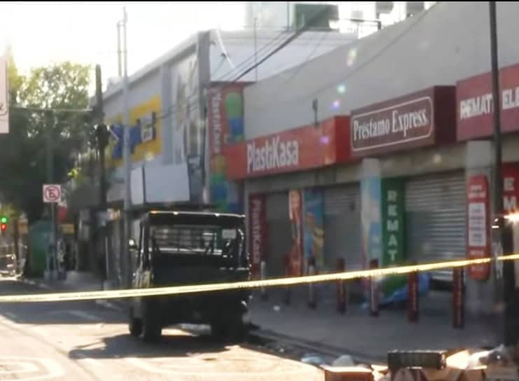 Un presunto ladrón murió en forma trágica al ser aplastado por la cortina de acero de un negocio de préstamos a donde pretendía ingresar a robar en pleno centro de la ciudad.