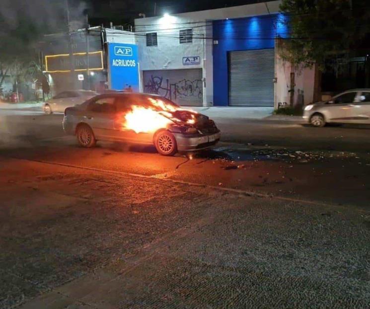 Carambola de vehículos causa incendio y deja 3 lesionados