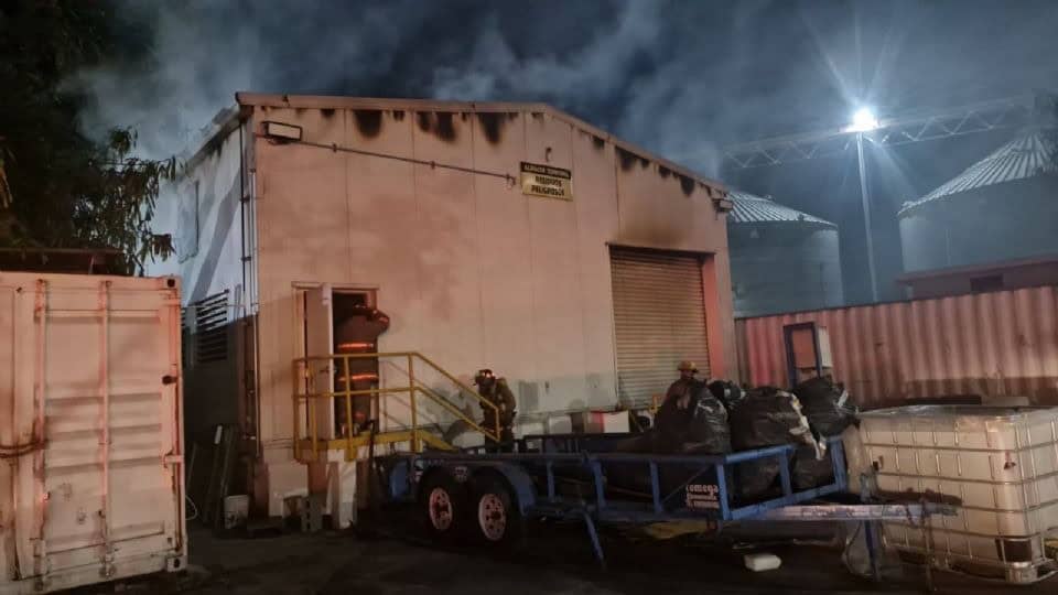 Los puestos de socorro, se concentraron en una bodega ubicada en el Colonia La Purísima en el municipio de Guadalupe, luego de incendiarse por causas desconocidas.