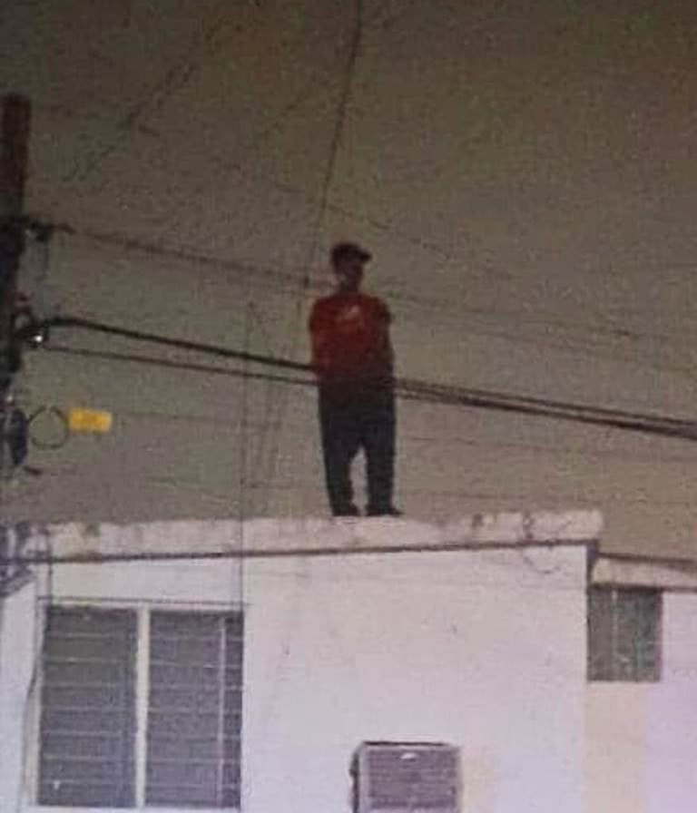 Policías de Guadalupe en coordinación con elementos de Protección Civil del mismo municipio, rescataron a un hombre que termino atrapado en techo del segundo piso de una vivienda.