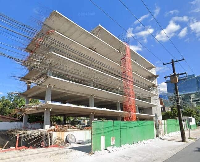 Un trabajador de la construcción terminó con lesiones graves, al caer de un andamio de una altura de nueve metros, en el municipio de San Pedro.