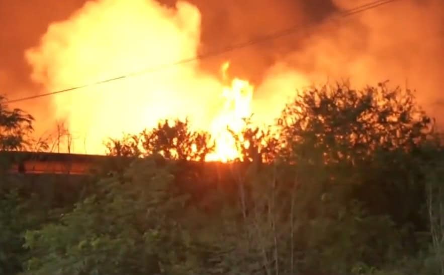 Una intensa movilización de los puestos de socorro se registró en el municipio de Salinas Victoria, al reportarse el incendio de una bodega en un parque industrial.