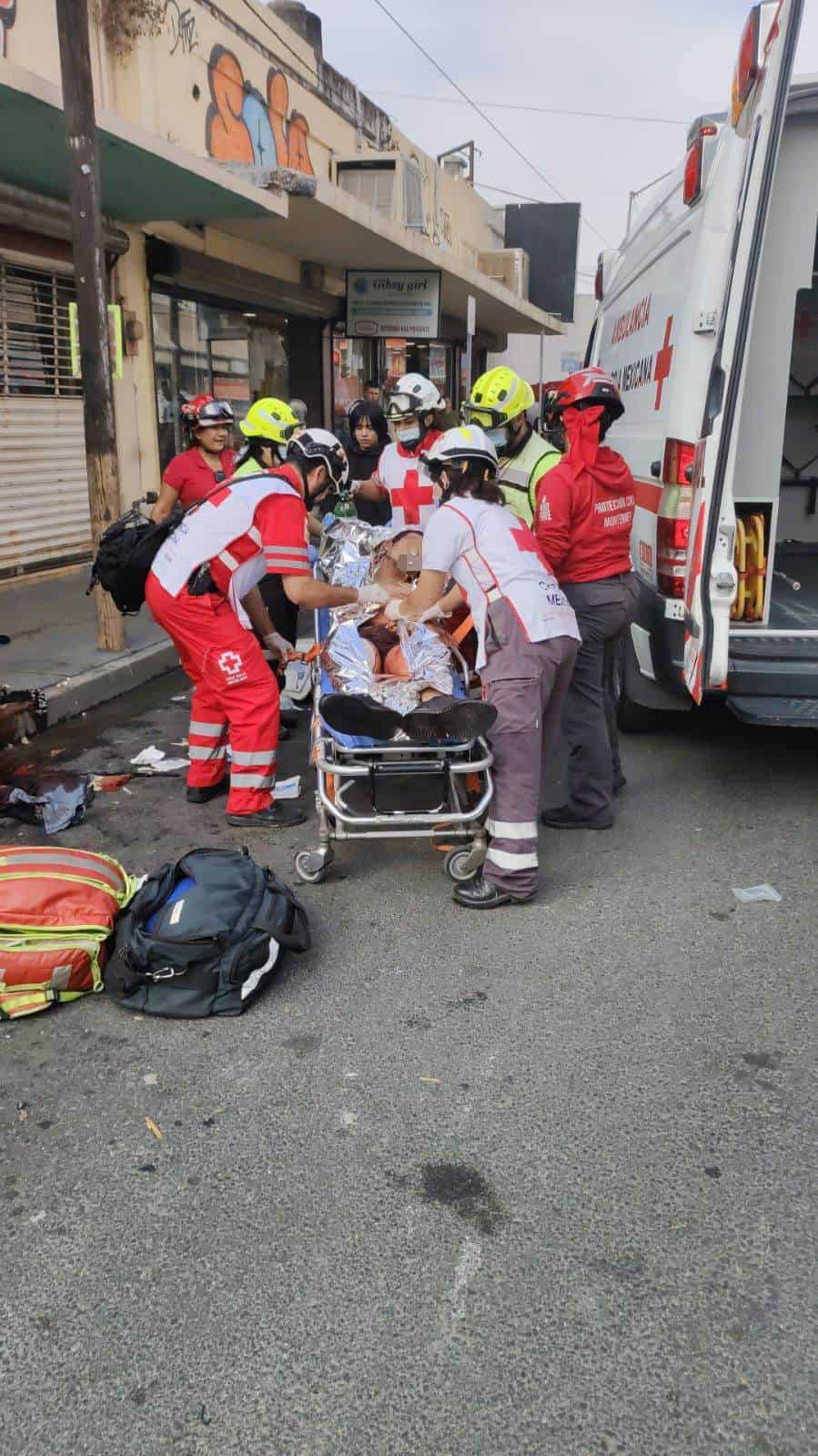 Un hombre en estado de gravedad y quien fue atacado a cuchilladas fue abandonado en calles del centro de Monterrey.