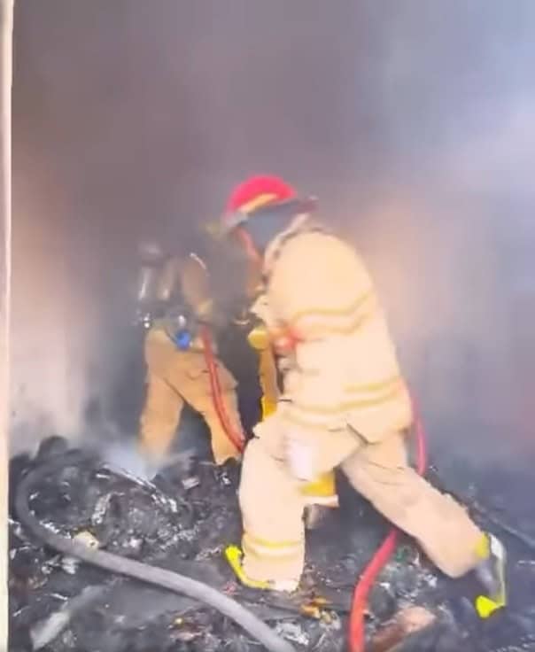 Elementos de Protección Civil del municipio de Juárez, lograron rescatar a un hombre que estuvo a punto de morir calcinado en el interior de su domicilio que se incendió en la Colonia Mirador de San Antonio.