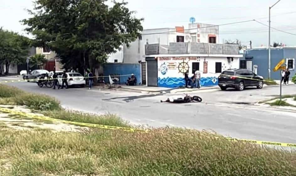 Un motociclista perdió la vida al derrapar y ser arrastrado varios metros por su vehículo, en calles del municipio de García, Nuevo León.