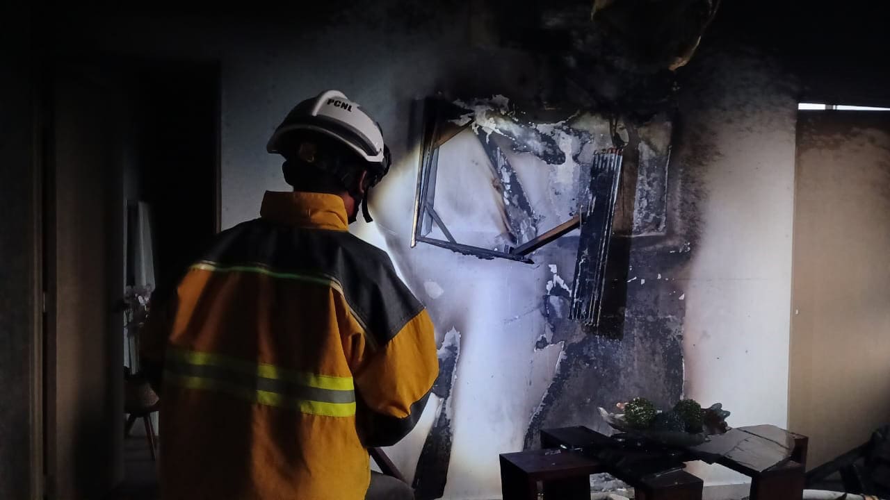 Más de 300 residentes de un edificio departamental ubicado en la zona del Obispado, fueron evacuados, luego de registrarse un incendio en las instalaciones del complejo departamental.