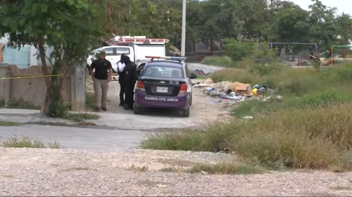 Un hombre fue encontrado ejecutado de dos balazos en la cabeza y tórax, en un predio baldío de la Colonia Hacienda del Sol, en el municipio de García.