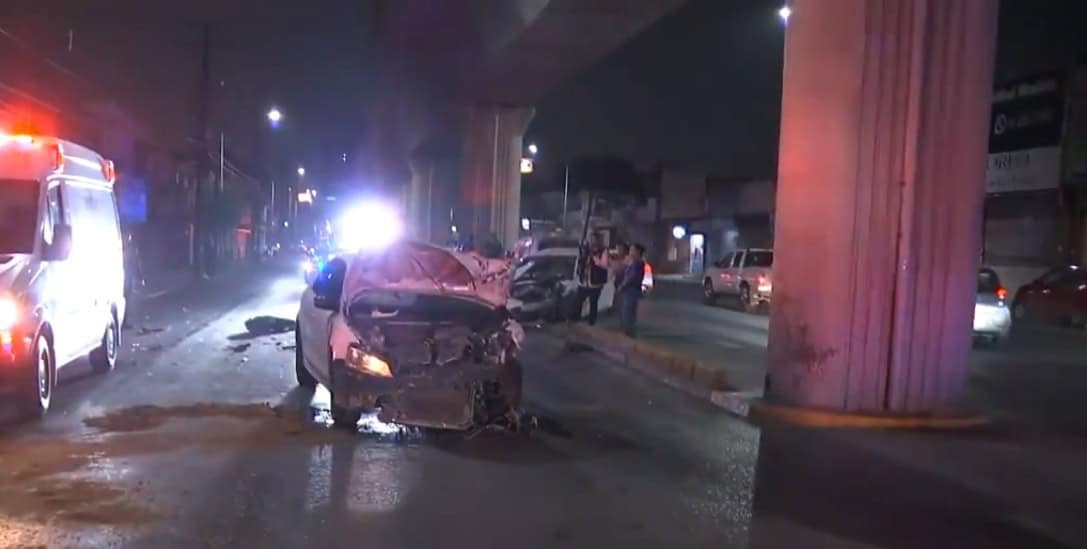 Una mujer resultó con algunas lesiones, después que una camioneta impactara dos automóviles estacionado y uno de los vehículos invadió el carril de circulación de la afectada en la Colonia Unidad Modelo.