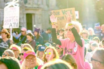 Miles de mujeres marchan en apoyo a Kamala Harris