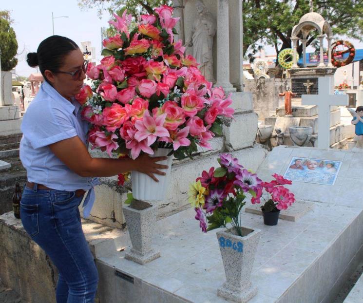 Celebran a seres queridos con flores, música y comida