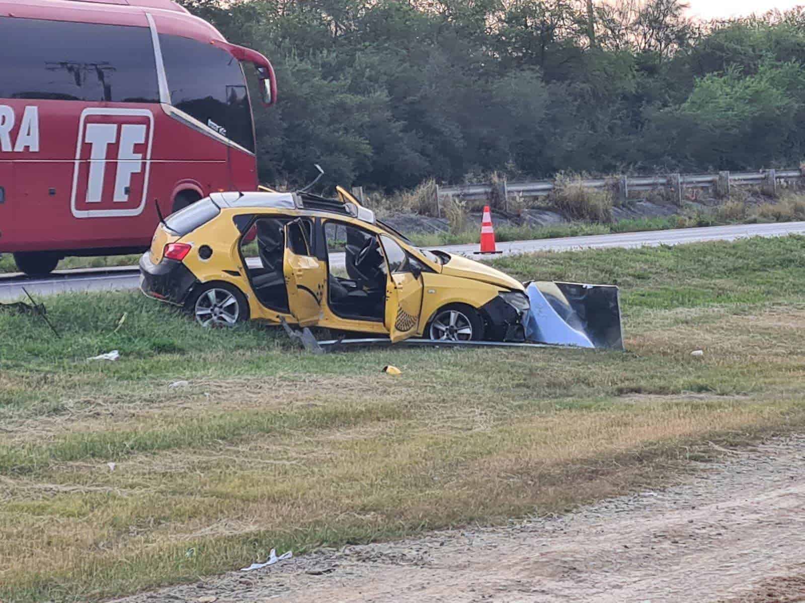 Dos personas ejecutadas a balazos y una camioneta doble cabina con placas de Tamaulipas, fue encontrada baleada, volcada e incendiada en un tramo de la Carretera Nacional, en el municipio de Montemorelos.