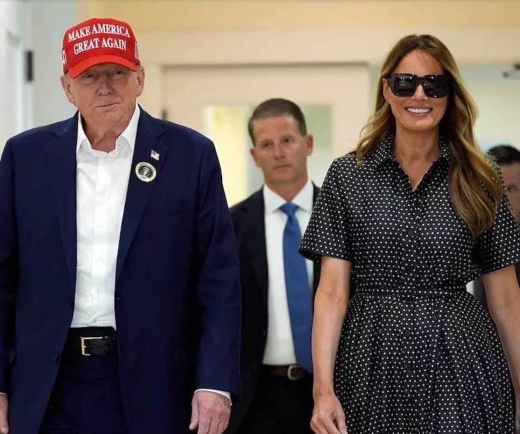 Acude Trump a emitir su voto junto a Melania 