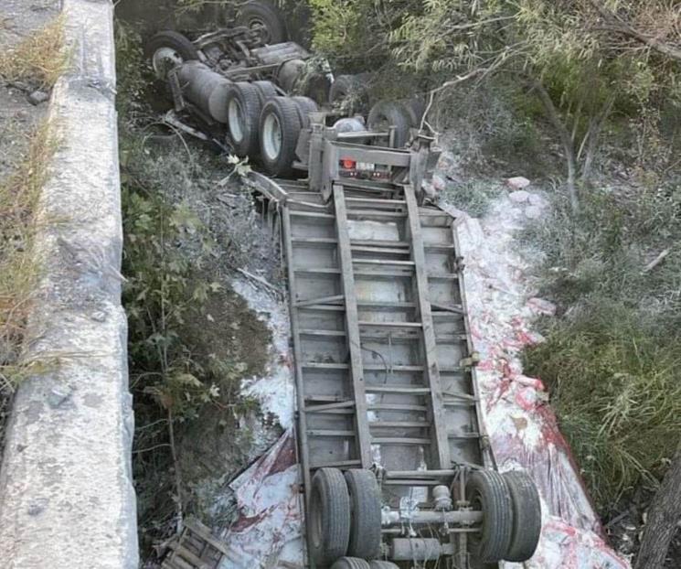 Deja volcadura de tráiler 2 muertos en la Carretera Nacional