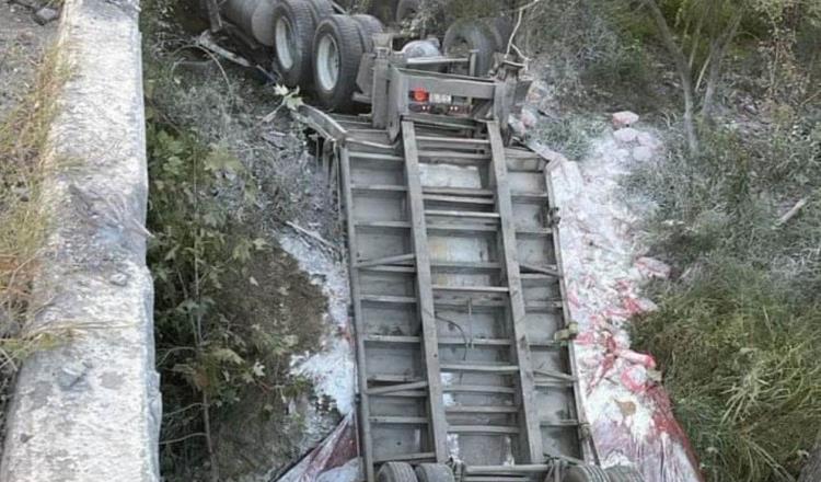 Deja volcadura de tráiler 2 muertos en la Carretera Nacional