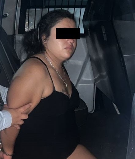 Una pareja que discutía en el interior de un hotel, fue detenida por oficiales de la Policía de Monterrey, luego de que presuntamente se les encontraran 77 bolsas con hierba verde similar a la mariguana, y envoltorios de una sustancia sólida con las características de la droga tipo cristal, la madrugada de ayer en el centro de la ciudad.