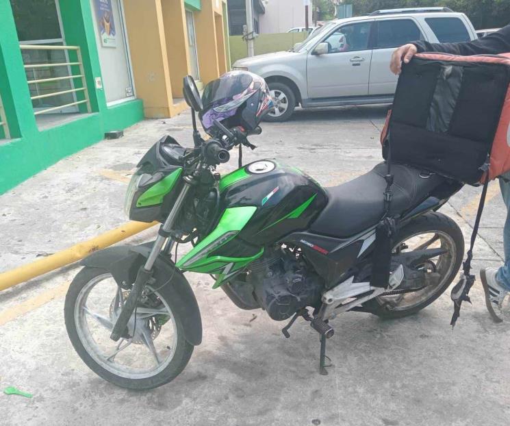 Cae colombiano con moto robada