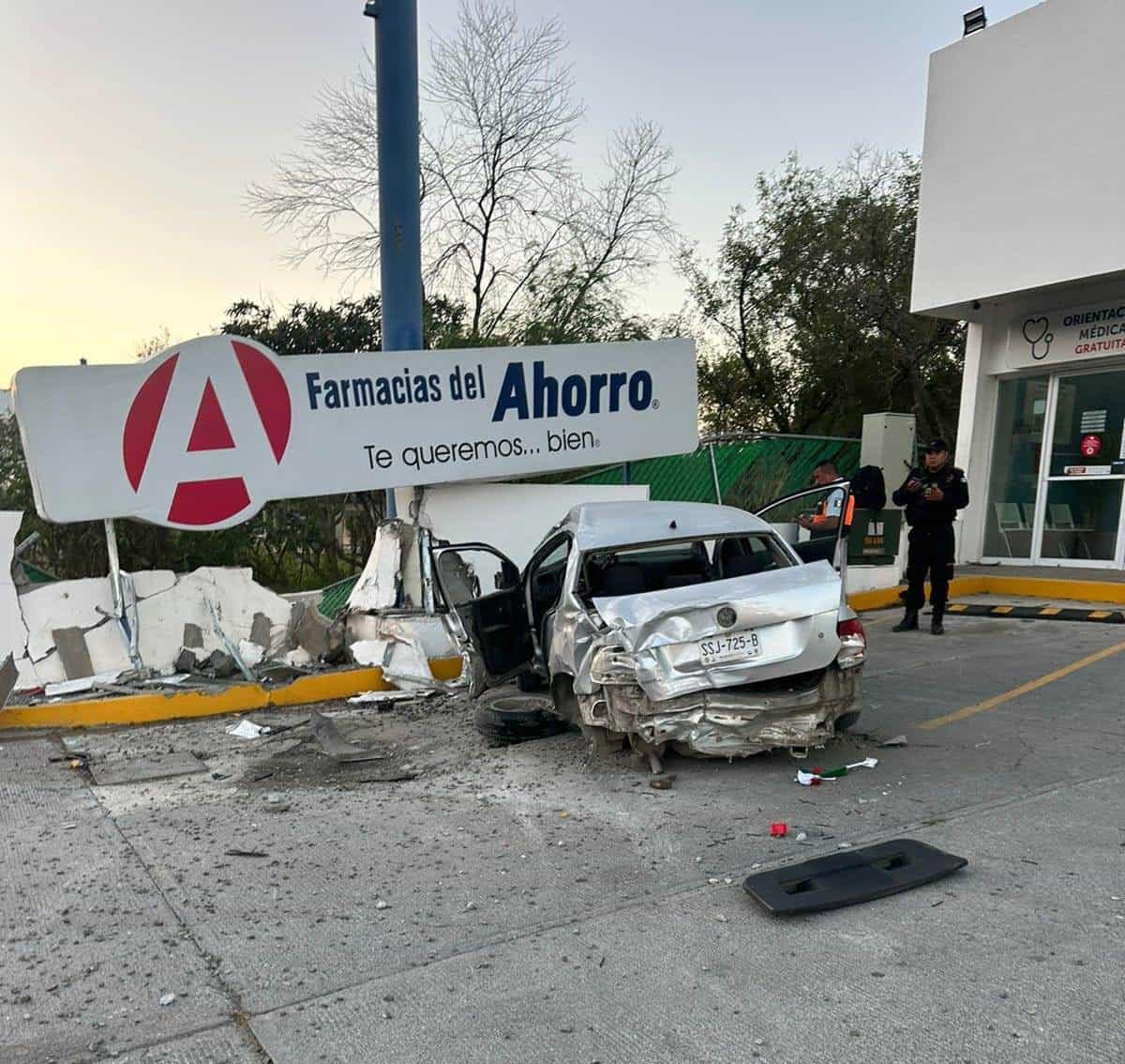 Dos jóvenes vivieron en forma milagrosa, después de chocar su automóvil a más de 120 kilómetros por hora, contra la barda de una farmacia en el municipio de Monterrey.