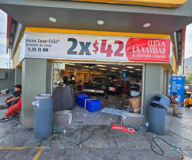 Se queda sin frenos y se mete a tienda de conveniencia