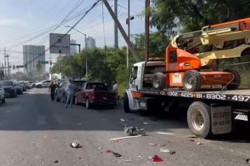 Impacta gr&uacute;a sin frenos a 13 veh&iacute;culos
