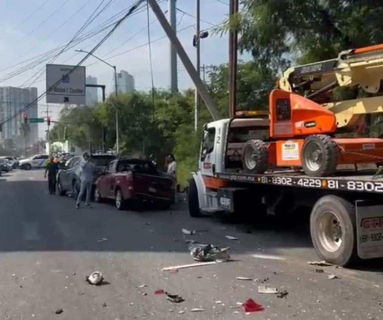 Impacta grúa sin frenos a 13 vehículos