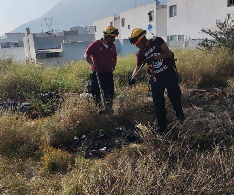 Evitan bomberos que incendio llegue a casas