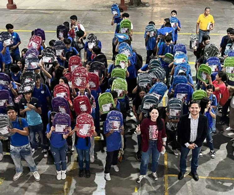 Lleva mochilas transparentes a estudiantes de secundaria