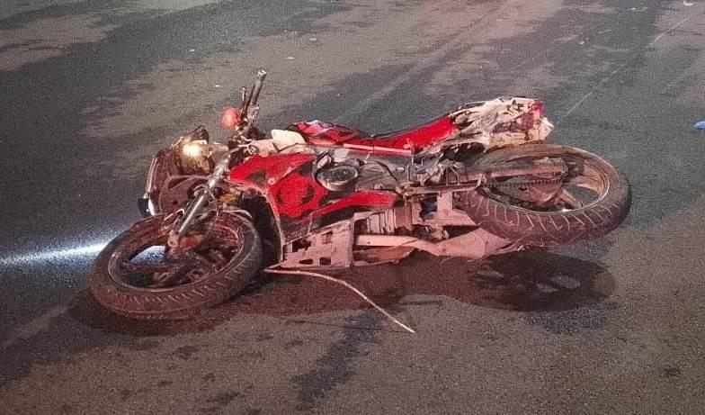 Un muerto y dos lesionados deja accidente de moto