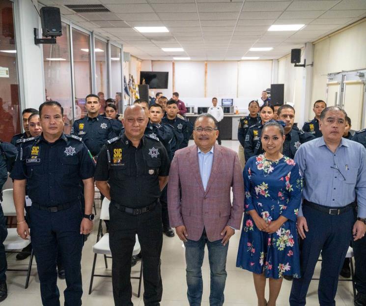 Reconoce Escobedo a 140 policías