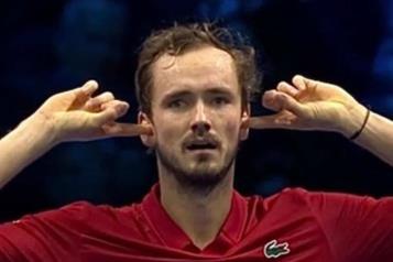 Gana Medvedev y mantiene esperanzas en Finales ATP