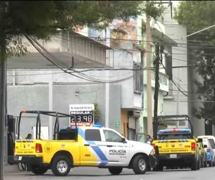 Intenta desarmar a policía; resulta herido