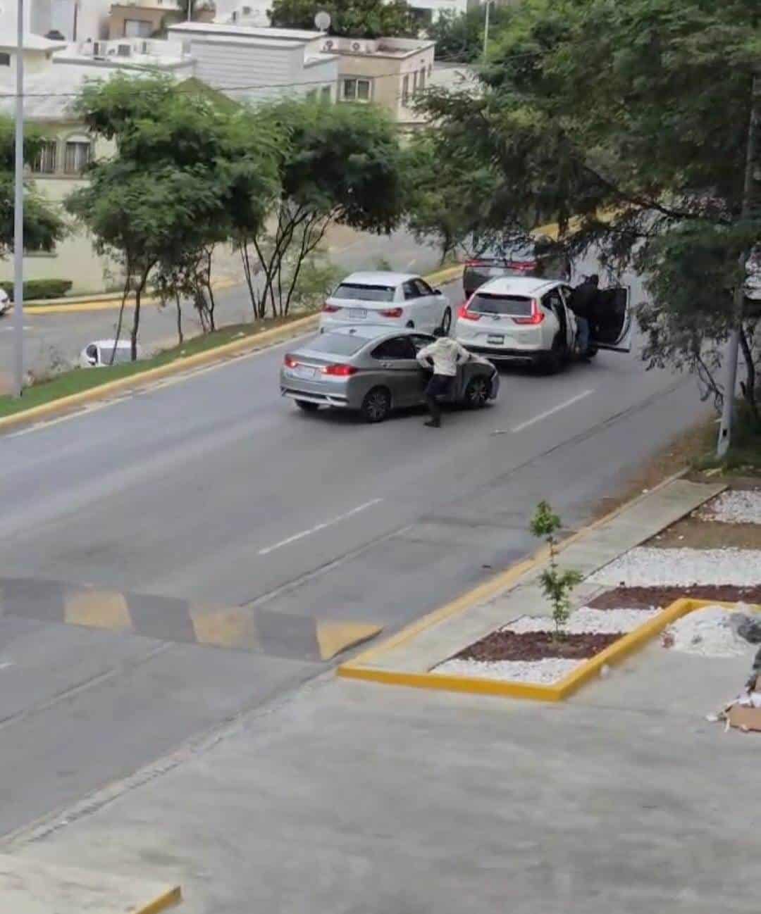 Luego de que una persona fue presuntamente privada de su libertad al ser bajado a la fuerza de su auto por al menos 12 sujetos al sur de la ciudad, autoridades indagan los hechos.