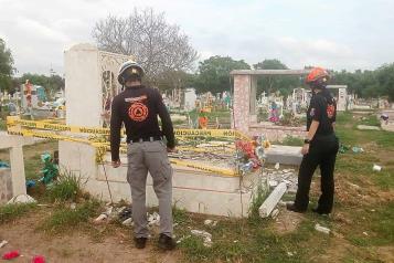 Lesiona a tres derrumbe en tumba