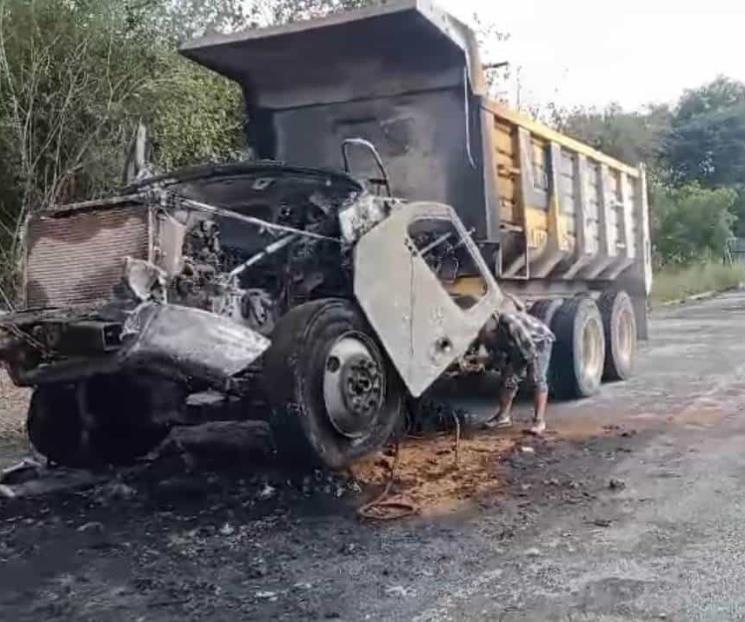 Se incendia camión de volteo