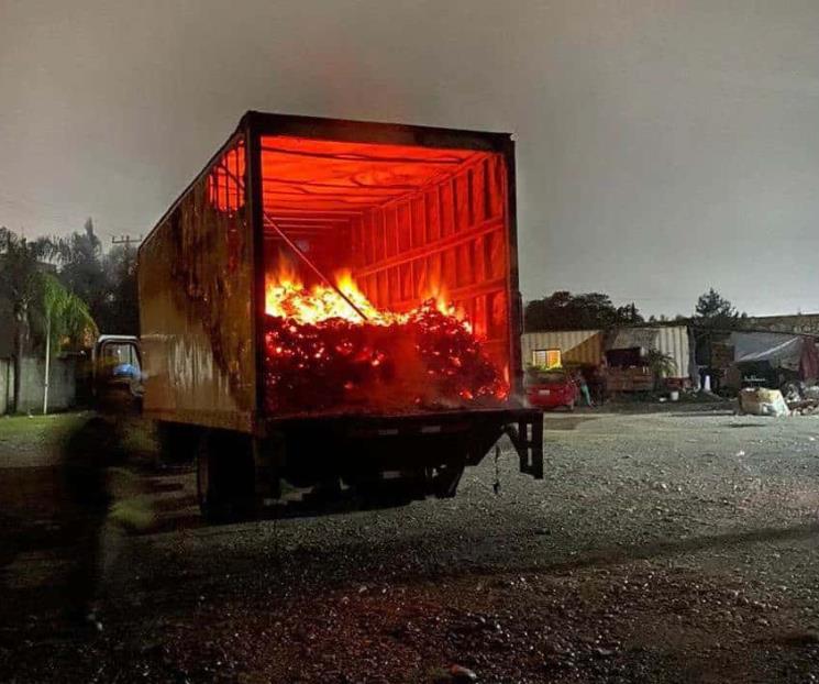 Arde camión cargado en Allende