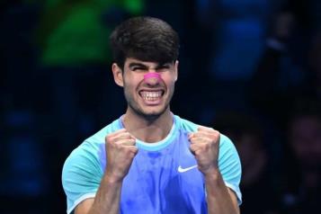 Gana Alcaraz en Finales ATP y mantiene esperanzas de avanzar 