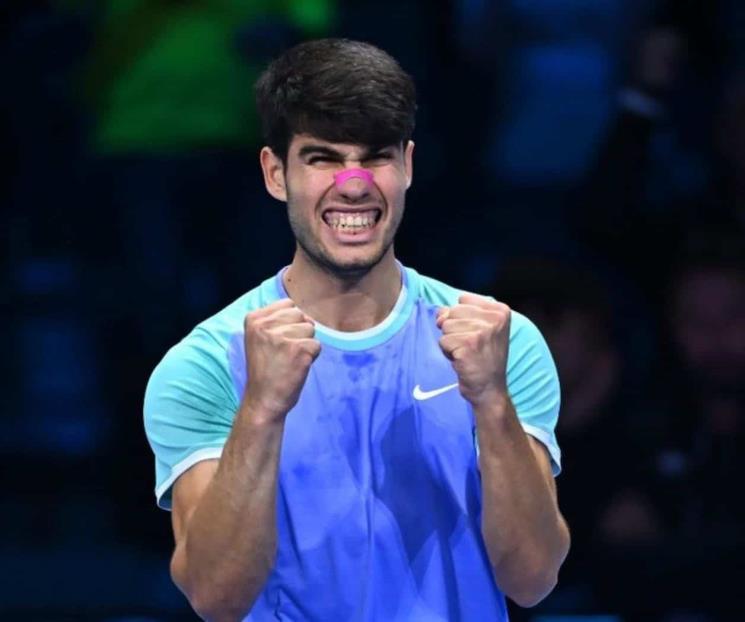 Gana Alcaraz en Finales ATP y mantiene esperanzas de avanzar 