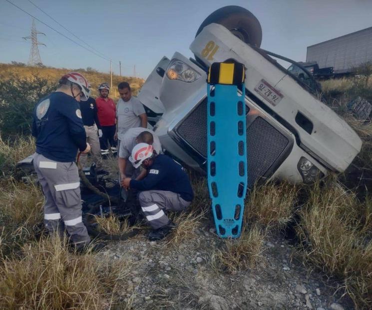 Vuelca tráiler en Mina; hay dos heridos